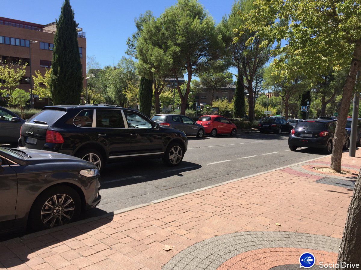 SocialDrive_es's tweet photo. Hoy en #cuartomilenio el misterioso caso del conductor que tenía sitio para aparcar y lo deja en doble fila. No seas egoísta 😓
#FelizMartes https://t.co/fP0fKBcY1g
