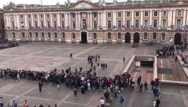 arretsurimages's tweet image. Le "bain de foule" de Macron à Toulouse : question de cadrage arretsurimages.net/chroniques/201…
