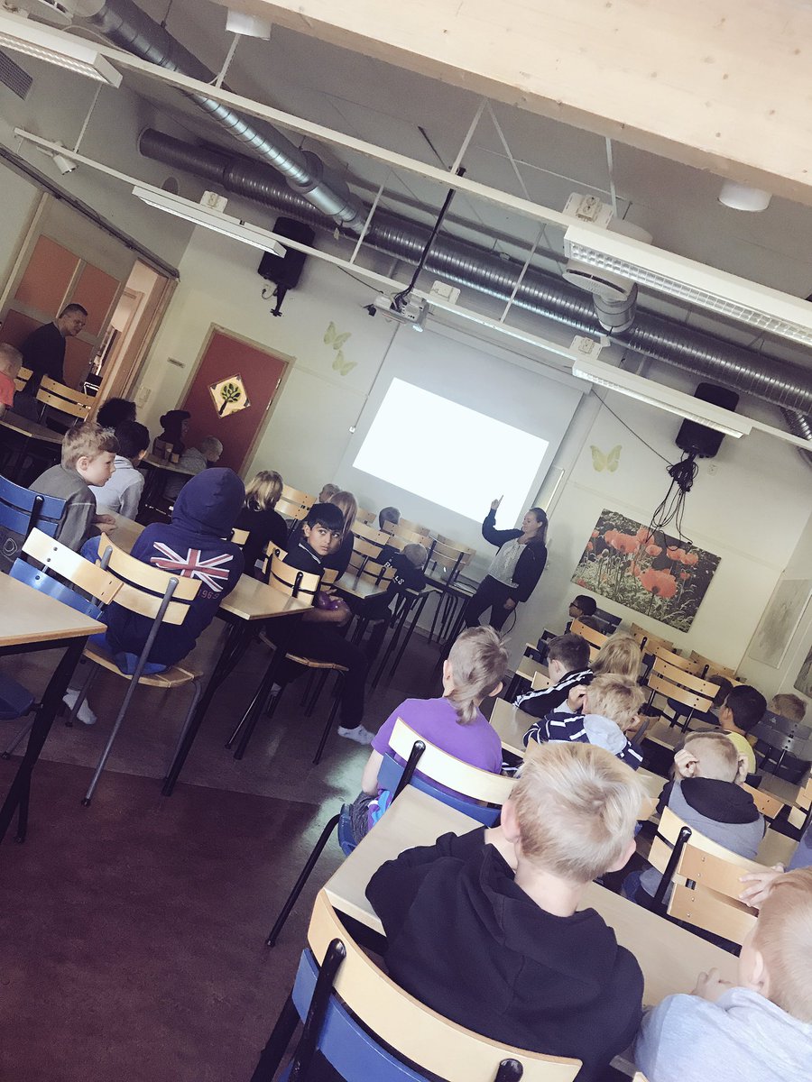 LadyDee76's tweet photo. En dag m dinosaurierna uppskattas av #3abrun Vi anv oss av varierade uppgifter "karusellen" för att fördjupa elevernas förståelse #Runbacka https://t.co/BqTcgvafVe