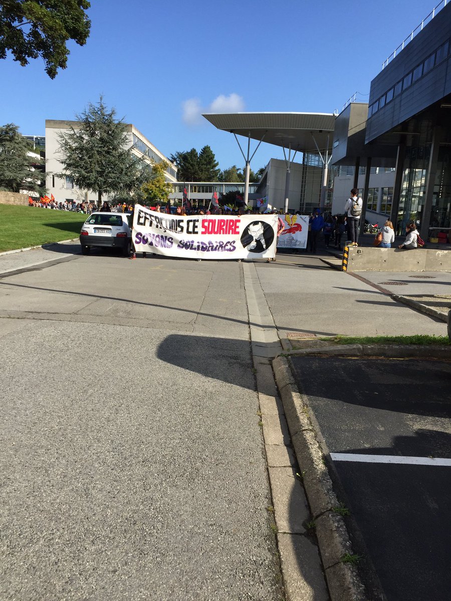 InAttendue_Clab's tweet photo. Départ de l'#UniversitéRennes2 vers l'esplanade Charles de Gaulle. #manif12sept #Rennes https://t.co/KZejqgp6Xh