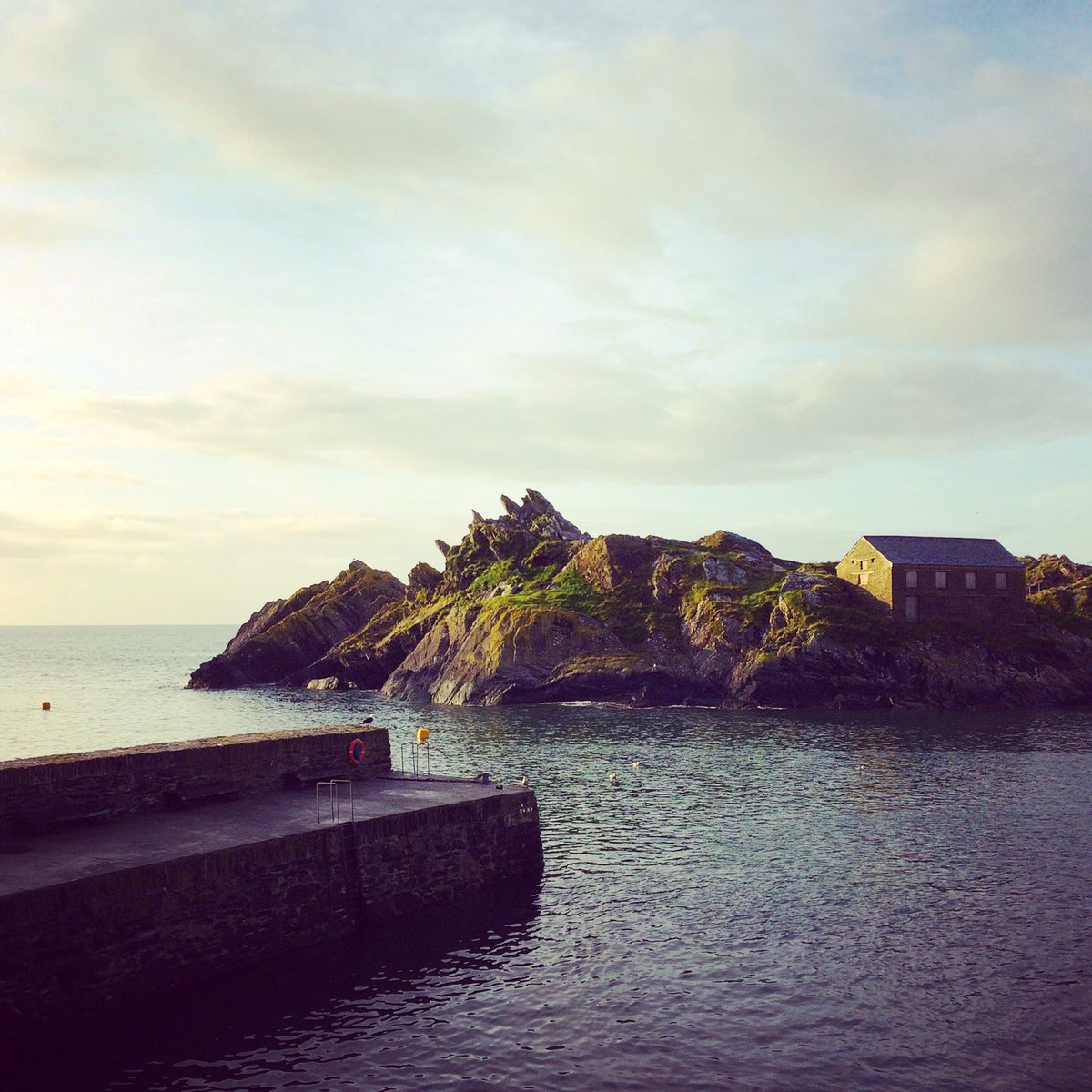 claireandethel's tweet photo. The rain has cleared and it's a beautiful morning on our @walkswithethel #polperro #peakrock #netloft #harbour #sea #cornwall #coast https://t.co/TYmAbsg9ml