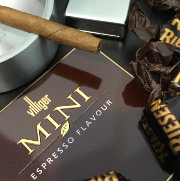 ReneCastaneda's tweet photo. hoodsmoke88 ☕️ Espresso flavour #villiger #villigercigars #cigarette #cigars #minicigars https://t.co/CzdOD2RElp https://t.co/foRrnM7Ove