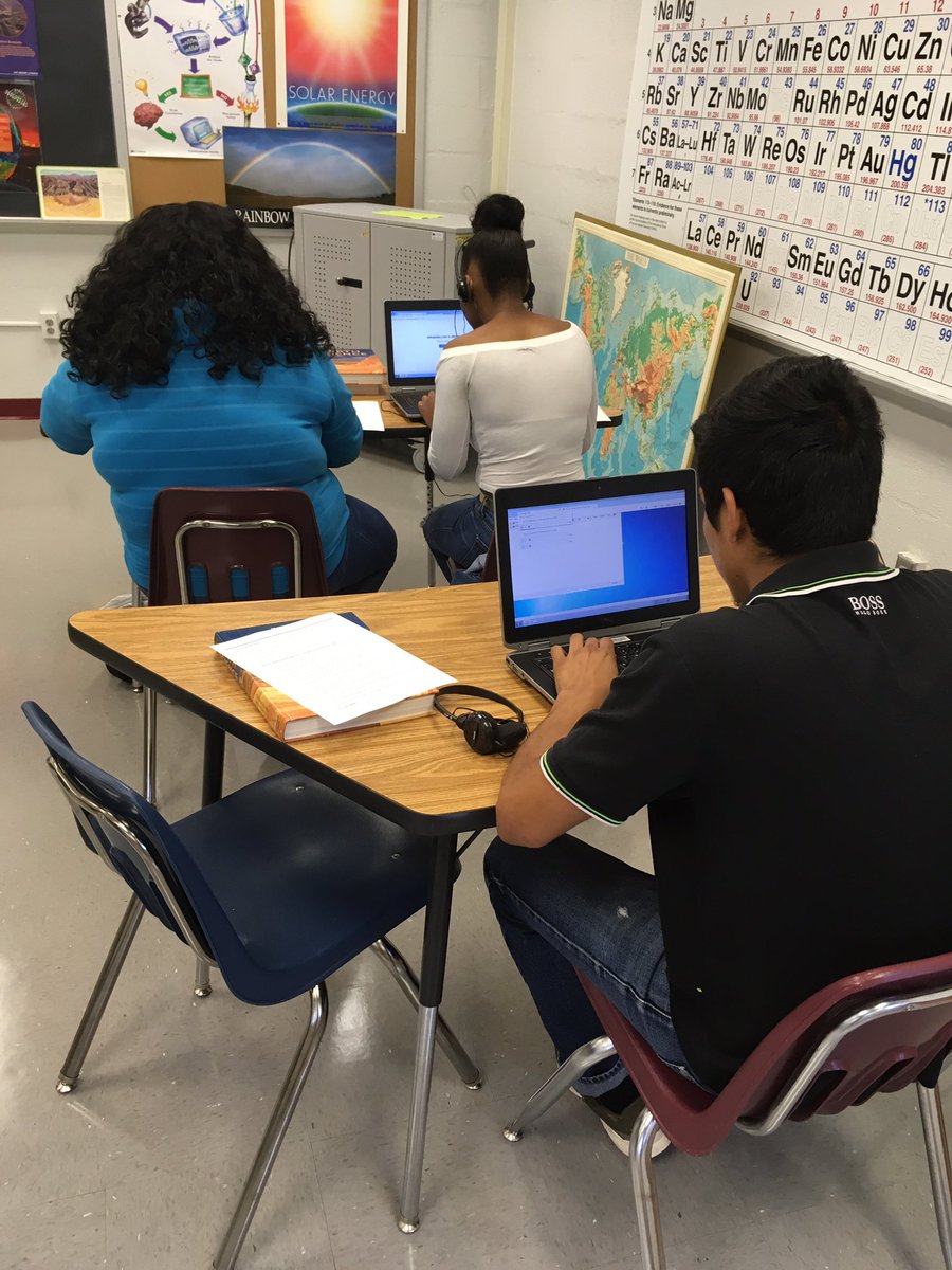 MsDushokMath's tweet image. Dr. Oehrlein&apos;s Geosystems students learn about fossils through touch and movies @BryantFCPS @FCPSR3 #studentcentered #multiplemodalities