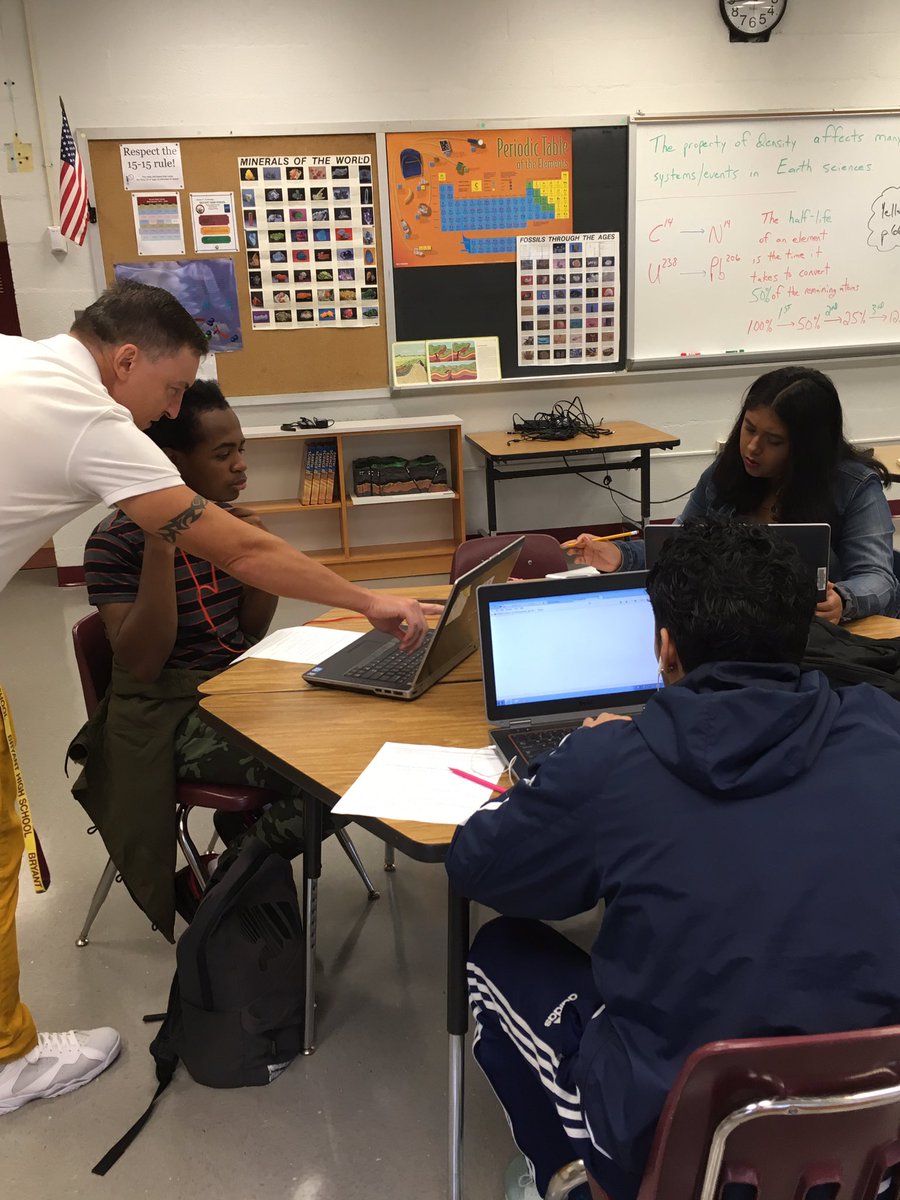 MsDushokMath's tweet image. Dr. Oehrlein&apos;s Geosystems students learn about fossils through touch and movies @BryantFCPS @FCPSR3 #studentcentered #multiplemodalities