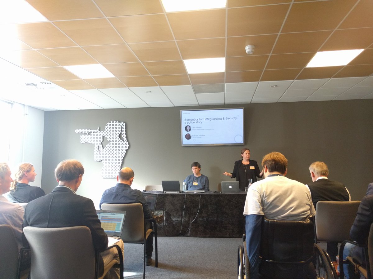 miguelrgonzalez's tweet image. @ed80 and @ptexpat talking about semantics and policing at #semantics2017 #marklogic