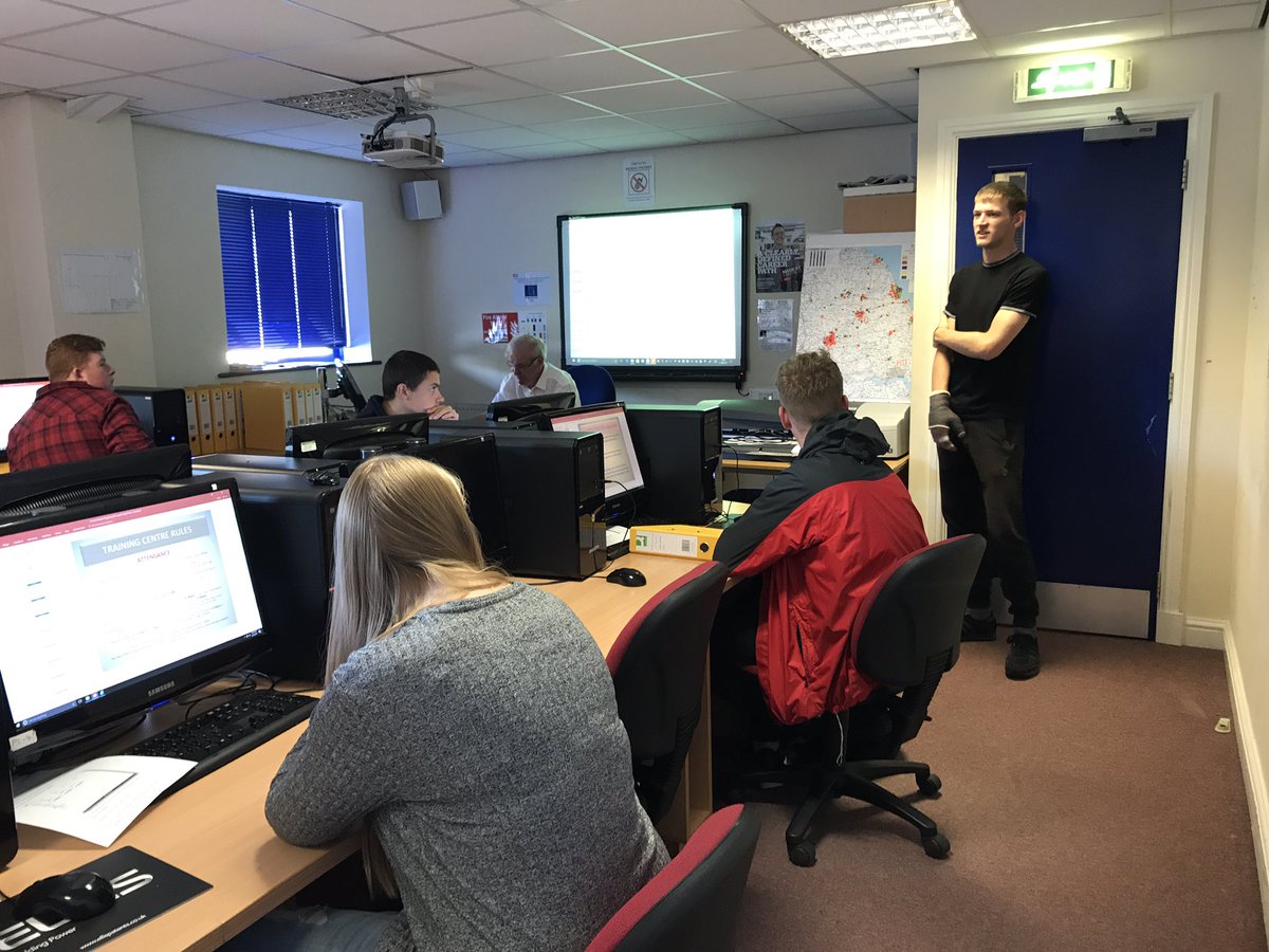 NYEngApps's tweet photo. Sam and Jordan talking to #Apprentices at their Induction about their #Apprenticeship so far and our #ApprenticeCouncil https://t.co/4QzckDEYk0