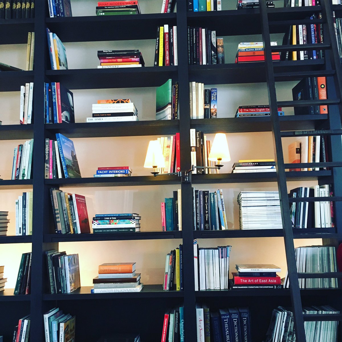 Redluco's tweet image. Bookshelf goals &amp;amp; a wonderful meeting this morning @ChelseaQuarter