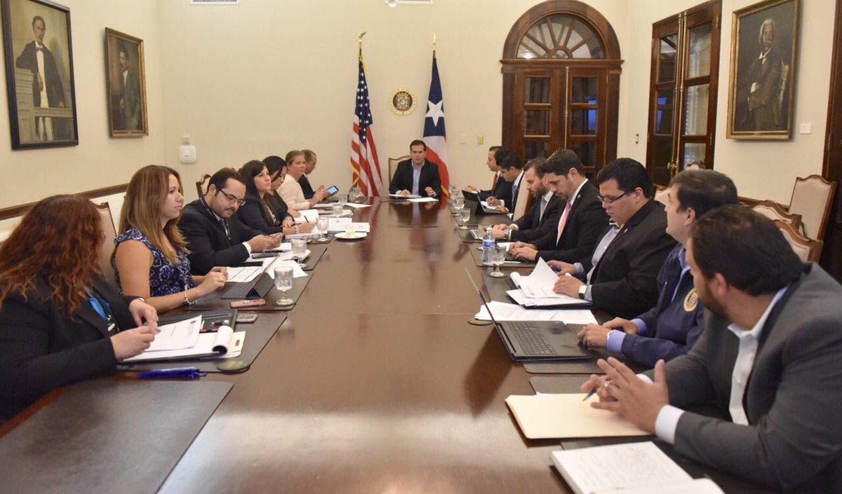 Reunido con el equipo de trabajo de establecer la estructura para el cambio en el Gobierno y lograr el Nuevo Gobierno. #UnEquipo