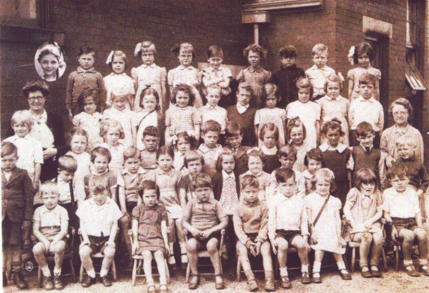 Love Ossett 1940’s ossettarchive.wordpress.com/2017/09/12/lov…