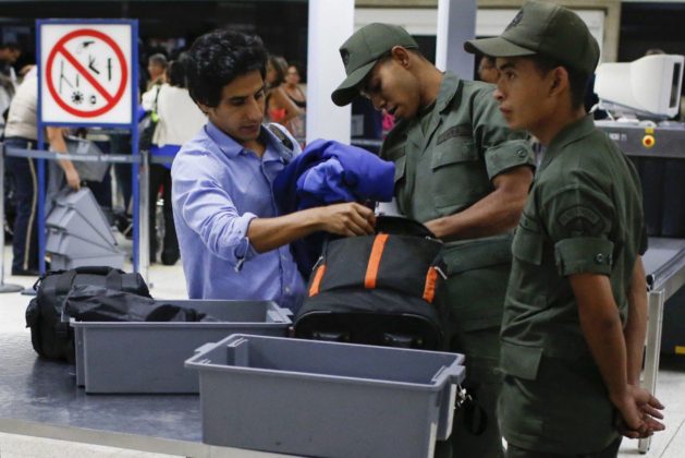 ¡PENDIENTE! Militares roban dólares y rompen tarjetas a viajeros en Maiquetía bit.ly/2w4AHpm