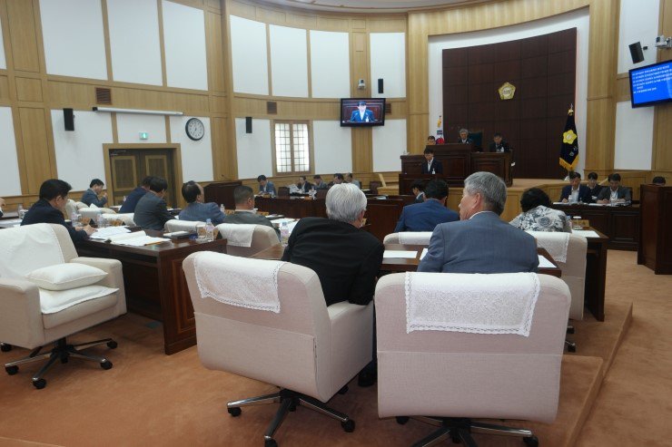 #경산시의회, 제195회 임시회 폐회
- 추가경정 예산은 기정예산 보다 283억원 증가한 9,179억원으로- 세출분야는 일반회계 1건, 2천7백만원이 삭감 조정
blog.naver.com/iwhgdmssla/221…