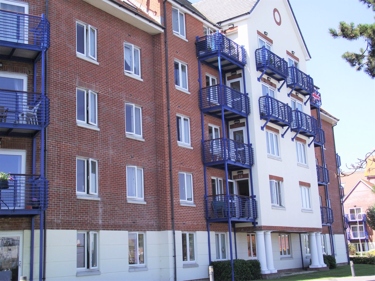 DickinsonBowden's tweet photo. New Instruction - Harbour Views - Two Bedrooms, Master En-suite, Parking. Lets for £695pcm. £170,000 leasehold https://t.co/JLgX5S9tkI https://t.co/bXsNNiRAJ4
