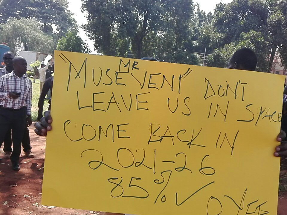ug_edge's tweet photo. Boda boda riders, vendors and traders in #Kampala show their support for #M7OnLand #AgeLimit #LiftingAgeLimit https://t.co/dPFgiVoOT2 https://t.co/4HVDfCrzFn