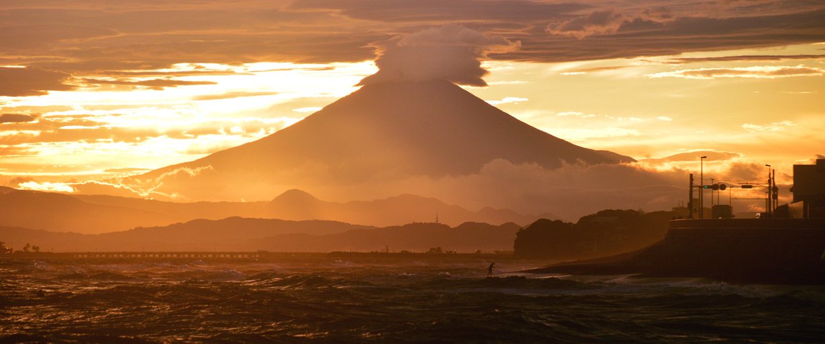 「今日の富士山と江ノ島は神がかり的だった 」|浪人のイラスト