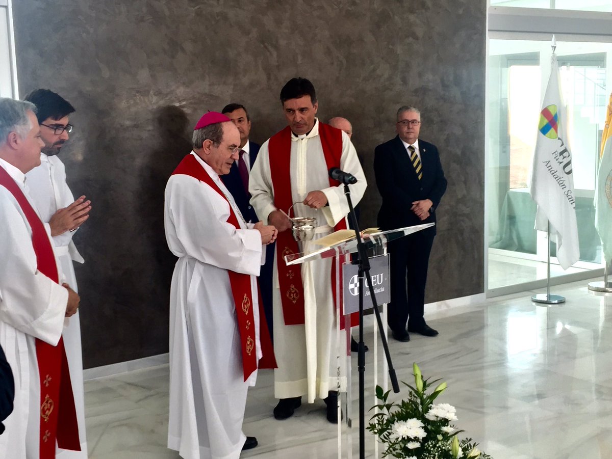 Archisevilla1's tweet photo. Mons. Juan José Asenjo bendice el nuevo colegio de @CEUAndalucia en #Bormujos @acdp_es #educacion @AytoBormujos https://t.co/VYaTrBy6bN