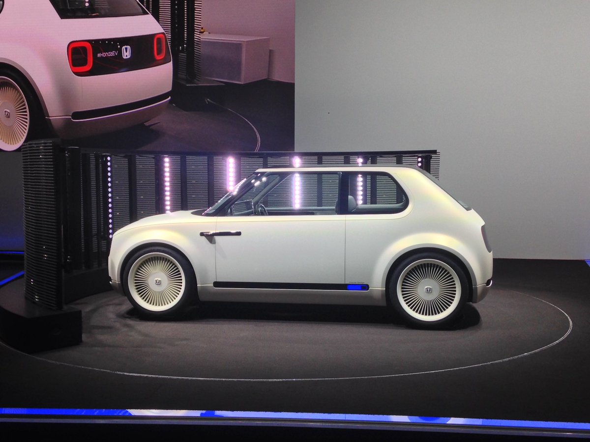 ElectriveNet's tweet photo. #Honda lässt die Hüllen fallen. 2019 kommt der Stromer nach Europa. #elektroauto #IAA @Honda https://t.co/52IAi6TL1F
