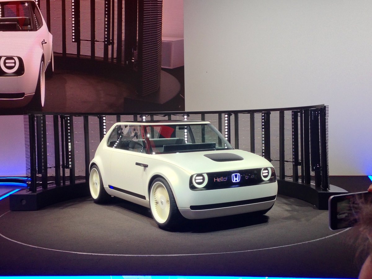 ElectriveNet's tweet photo. #Honda lässt die Hüllen fallen. 2019 kommt der Stromer nach Europa. #elektroauto #IAA @Honda https://t.co/52IAi6TL1F