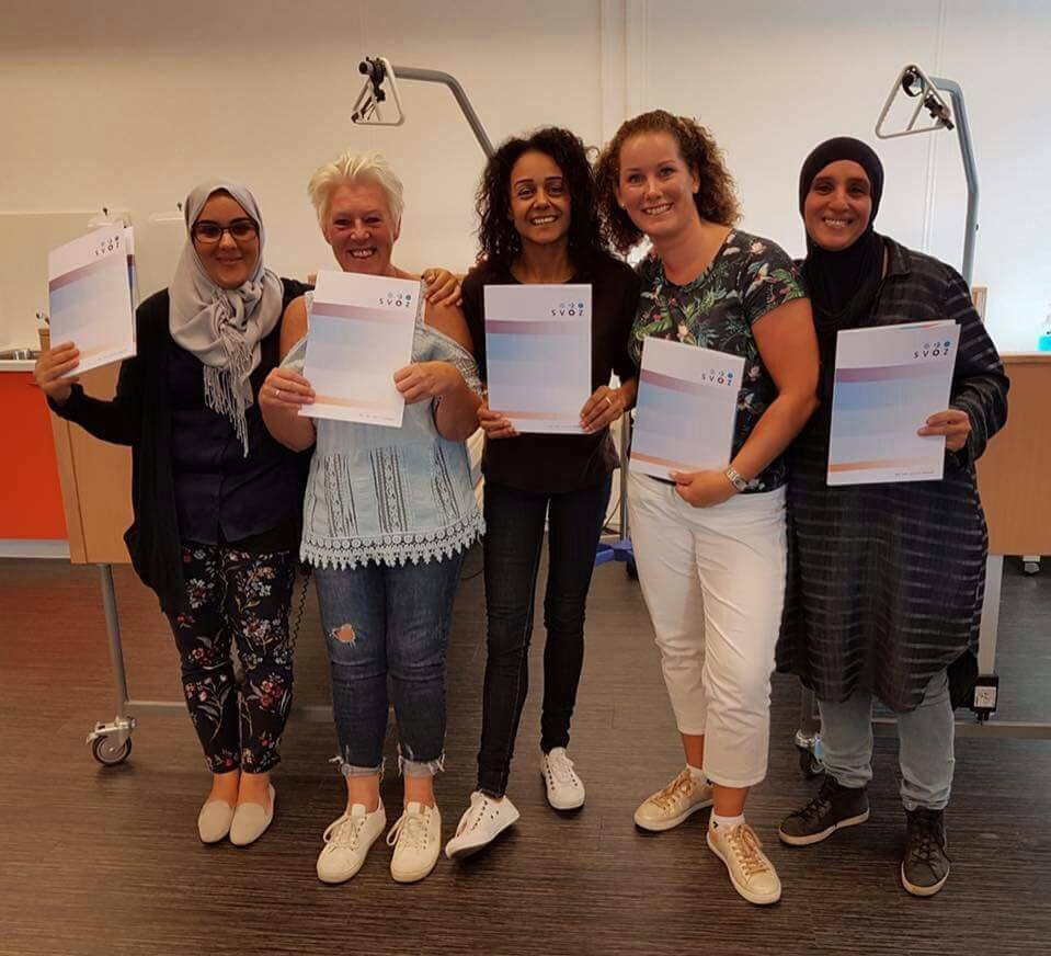 Wij feliciteren Fadoua (links) en Fatouch (rechts).
Zij hebben met vlag en wimpel de Helpende+ afgerond! #optimistenindezorg #vakmanschap