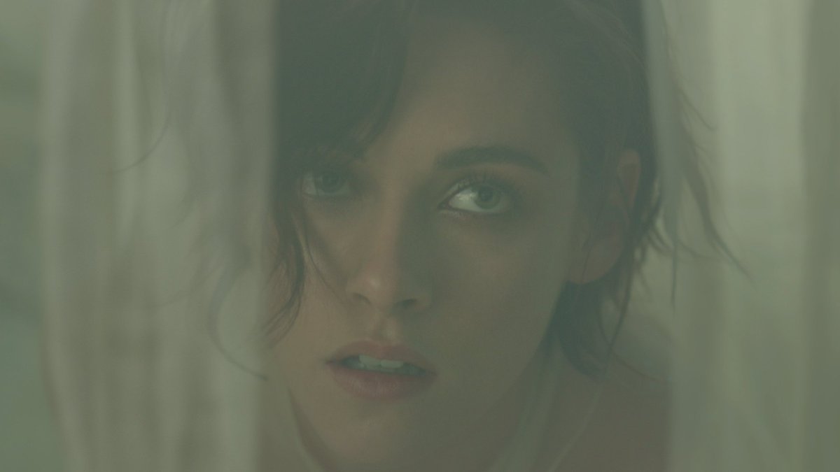 Fantástica #KristenStewart en la nueva film de @Chanel. Hoy en Madrid presentación de #GabrielleChanel a periodistas de belleza.  #CHANEL