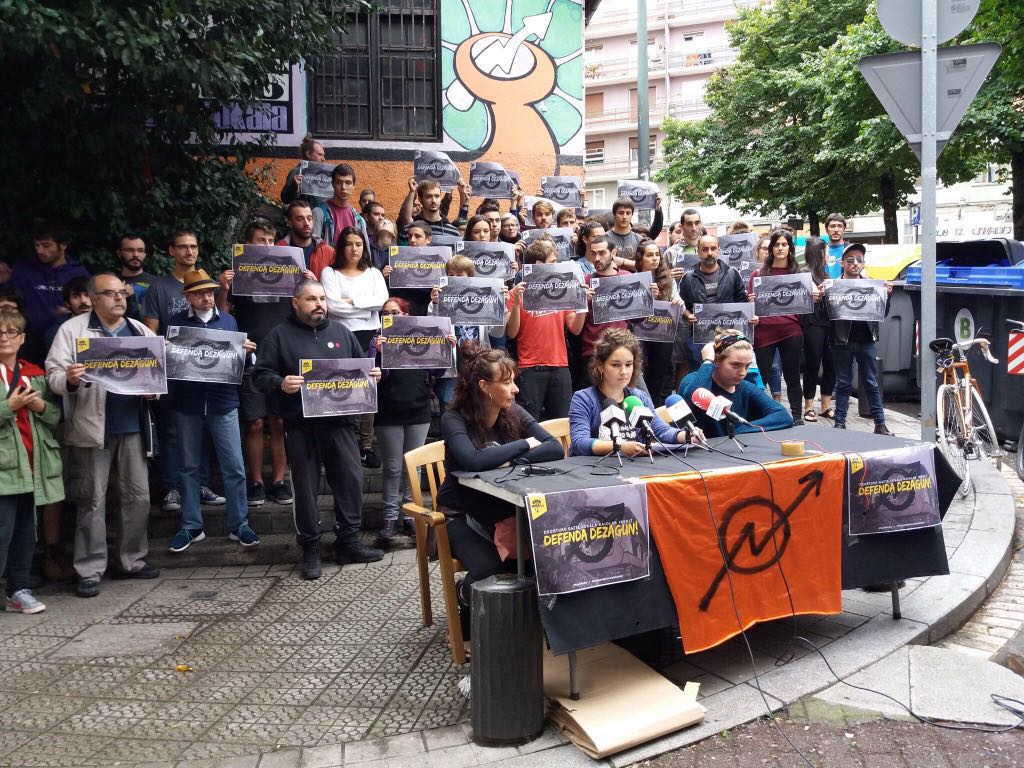DeustuGaztetxea's tweet image. Deustuar pilo gaurko prentsaurrekoan udalaren desalojo mehatxuaren aurrean Gazte Lokala defendatzeko! #KaiolakIrekiz