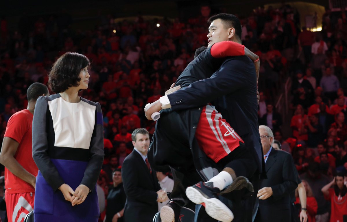 JHarden13's tweet image. 生日快樂 /Happy Birthday to the legendary @YaoMing. Continue to be heart filled &amp;amp; full of joy. Wishing you many more!#RocketsNation #LockedIn🔐 🚀