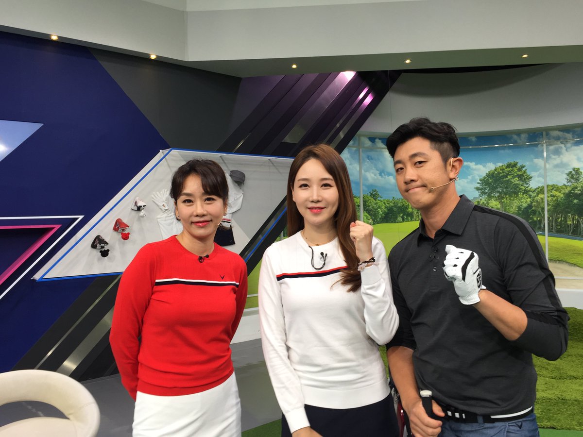 잠시 후 9시 30분! 
신소라 프로가 <필드에서 파워 잃지 않기>를 공개하고
이 현 프로가 <팔과 몸의 찰떡호흡>을 알려드립니다.