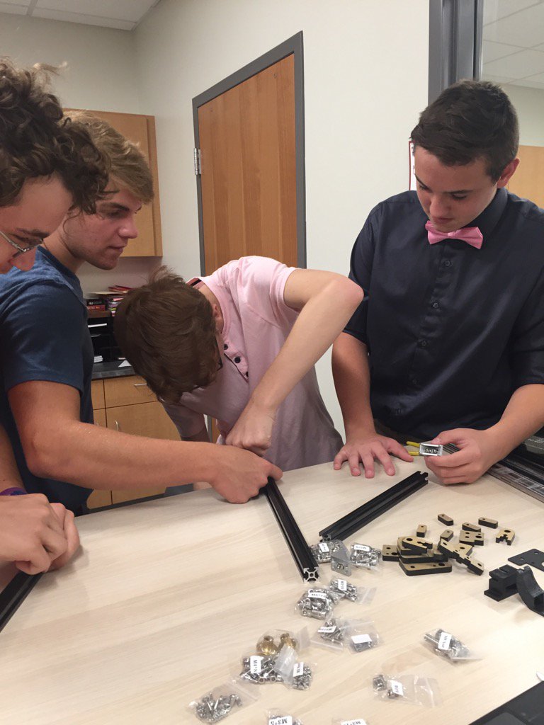 CantonLocal's tweet image. Mr. Laughlin's students build in the DC's MakerSpace.