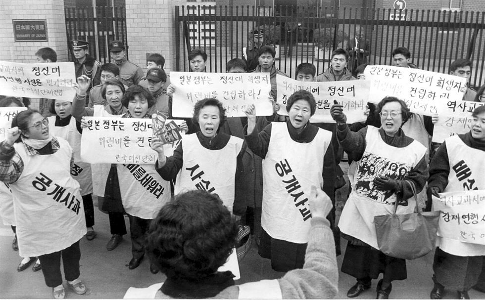 내일(수) 낮 12시 일본대사관 앞 수요시위는 1,300번째 입니다. 1992년 시작되었으니 25년 된 세상에서 가장 오래 된 시위로 기록되고 있습니다. 일본 정부가 공식 사죄하는 그날까지 계속 될 할머니들의 한맺힌 외침에 함께해 주기를 바랍니다.