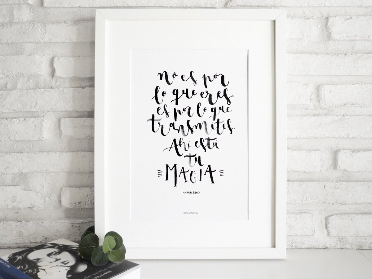 miguelgane's tweet photo. Estos letterings, con frases de #ConTalDeVerteVolar, puedes conseguirlos en esta web: 

https://t.co/Lcnaz4wcrj https://t.co/91E9QhVFqS