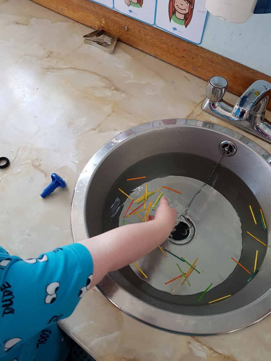 'They're all floating' even simple activities like washing your hands can turn into lots of learning 😁 #earlyscience #simpleactivities