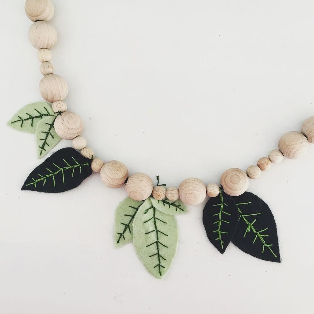 maybeyoulike's tweet photo. I made a little stroller chain... 😬 #wooden & #feltleaves #strollerchain #diy #leaves #forestbaby #autumn #selfmad… https://t.co/sUGNE89nxl https://t.co/ijvTy47fyA