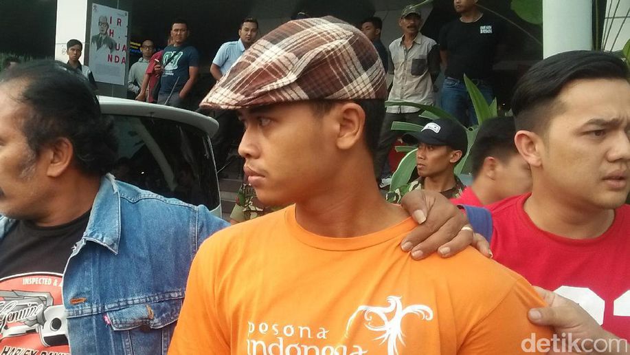 detikcom's tweet photo. Hina Iriana, Dodik Akui Tak Suka dengan Pemerintahan Jokowi https://t.co/Ilm4BrYDe2 https://t.co/QdB4qk5Xnf