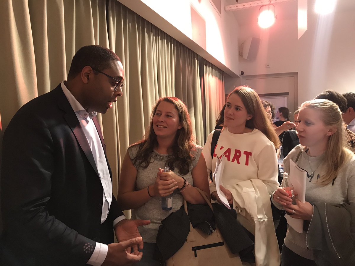 hildevrijsewijk's tweet image. Mooi gesprek na kick-off #taskforcekindermishandeling #ikkijknietweg tussen studenten @fontyspedagogiek en  @biezonderwijs #partnerschap