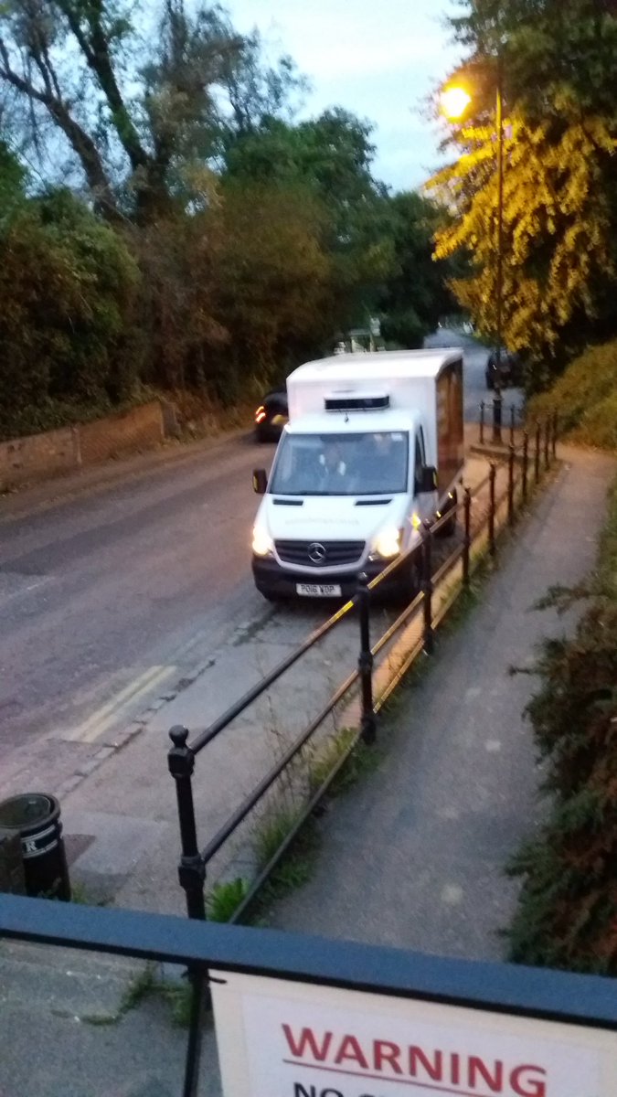 knottolerant's tweet photo. This ignorant #sainsburys #delivery #driver #ParkedLikeANob refused to move up so others could also use p.bay Parked up +1/2hour.#Hawkhurst https://t.co/FukhyxlbkF
