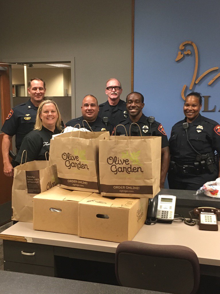Thank you to Olive Garden South <a href="/lakelandgov/">City of Lakeland</a> for some much needed meals for 1st responders <a href="/LakelandPD/">LakelandPD</a> @GaryBGross