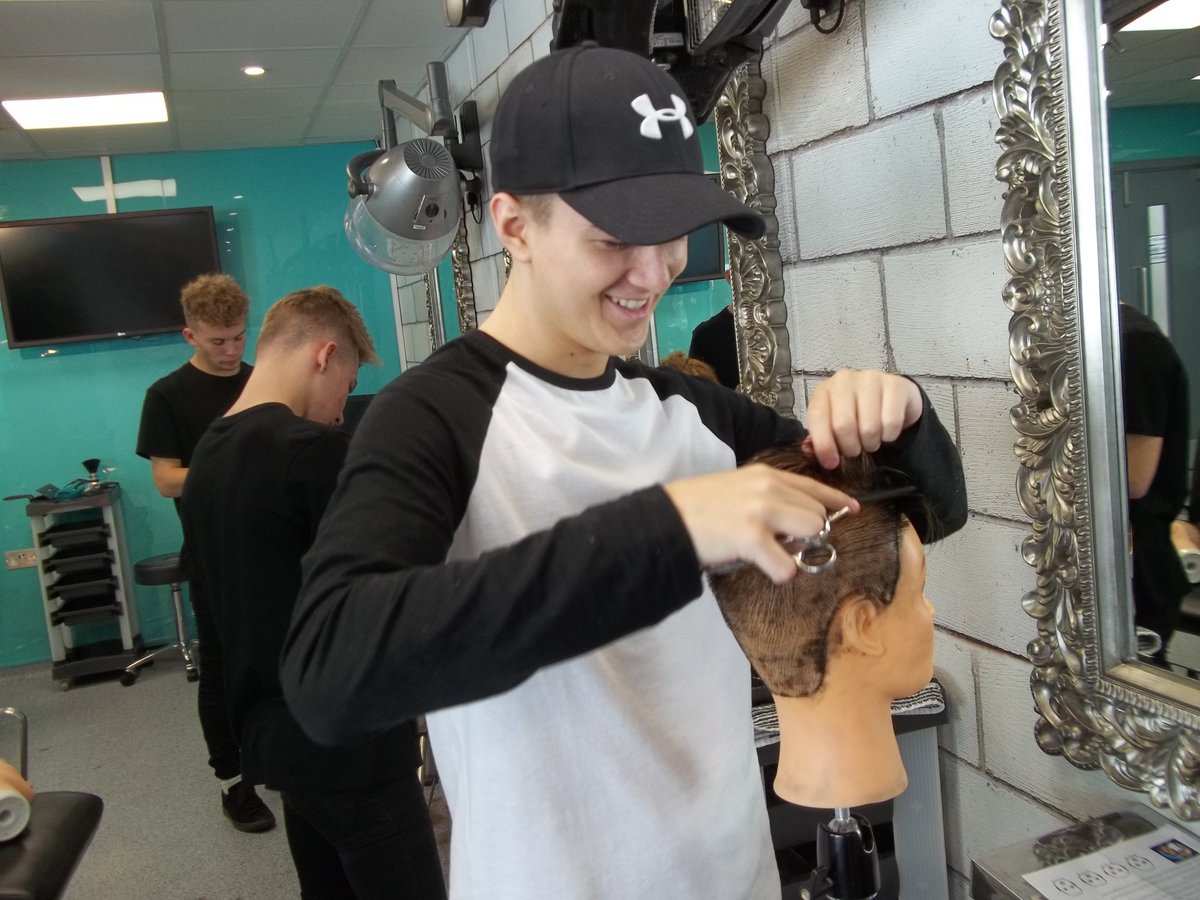 H2B_ExeColl's tweet photo. New NVQ2 Barbers group started today. Harvey, George, Archie, Ethan, Jay , Mack and Cohen. Smashing the first clipper class.
#Greatgroup https://t.co/J1wxBdT69K