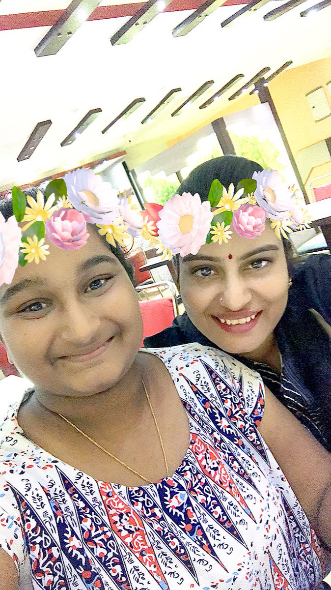 Pritigupta13031's tweet photo. @PNGdiamondsgold #SuperSibling  me with my sibling in a restaurant ❤💜💛💚
#Contest 
Join @sgupta1208 @KBadlas https://t.co/ekO6i1JwnT