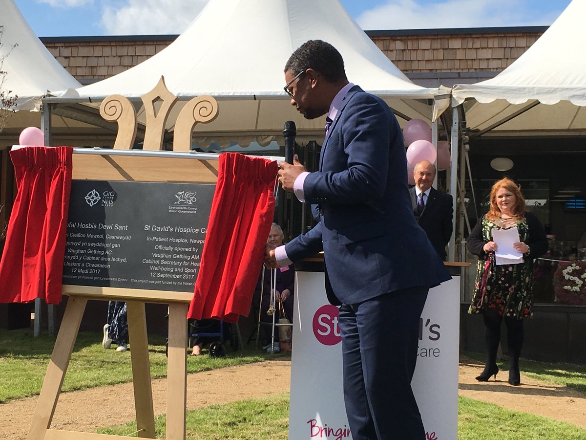 Jhakeylew's tweet photo. @SDFHC @SueM2250 @hopkinssarah @RayRb1974 @cuckooqueen @PositiveNewport Memories of the opening of the wonderful 15 bed Hospice. #SDFHC https://t.co/3MgiLrYnSx