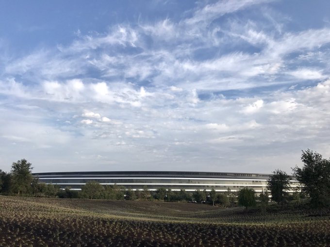 Apple Park (please do not walk on the grass) https://t.co/YGoCKAn2Es