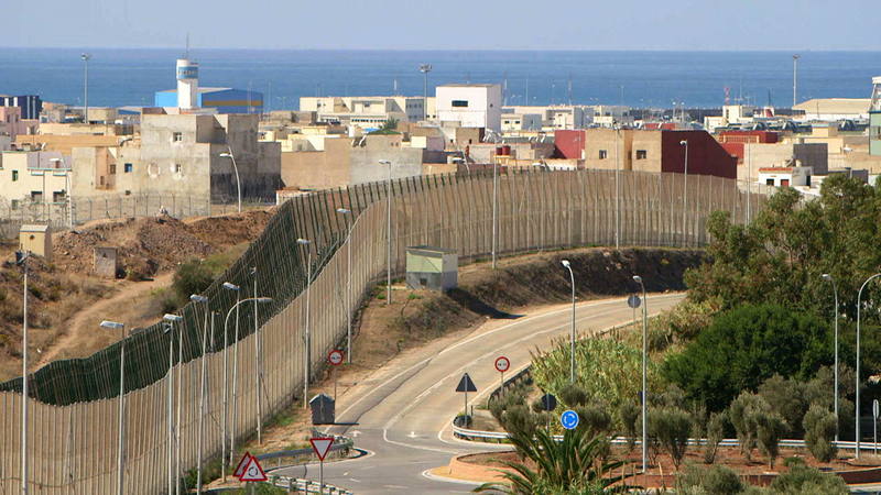 la2_tve's tweet photo. Hay muchas ganancias al blindar fronteras. Hoy en Documentos_TV, "Fronteras de alto coste".
A las 23:45h, en La 2 https://t.co/qPe7QhvmQh