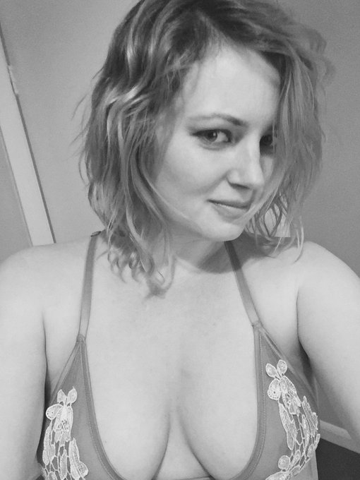 And a #blackandwhite #selfie from last week #lingerie #cleavage #blonde https://t.co/cyHAu3UnoK