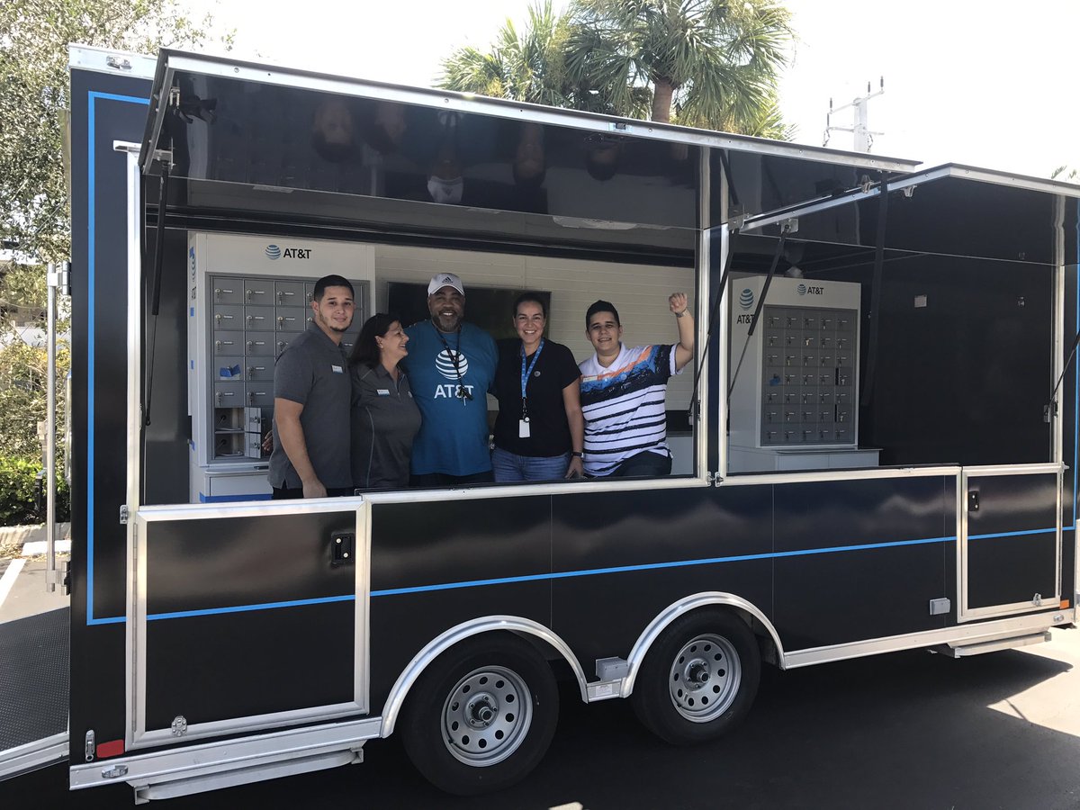 CristySwink's tweet photo. We're at Dadeland Point in Miami with our mega ATT charging station! @KellyStarling @efrenfavela https://t.co/OI14iW0rsG