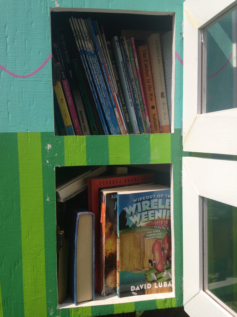 techedteachr's tweet photo. @FlemRarSchools @desmaresschool @HunterdonPoly @RFISHuskies @LittleFreeLibra Our Little Free Library is bursting at the seams. Grab a book. https://t.co/KrhdbmPIOE
