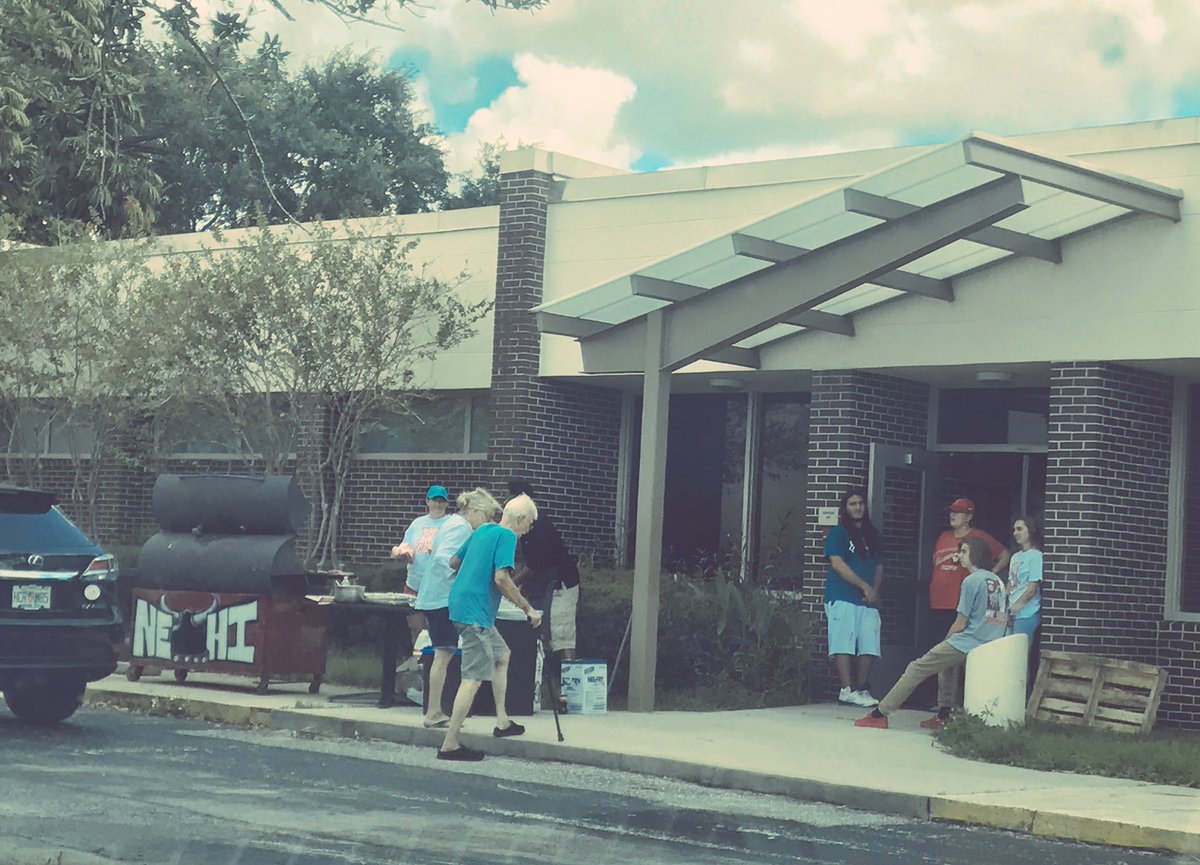 HillarySprint's tweet photo. #HurrcaneIrma #FloridaStrong #StPeteRecovers #community @MayComWireless giving back to the community with @NortheastHigh https://t.co/msiuDxUISo