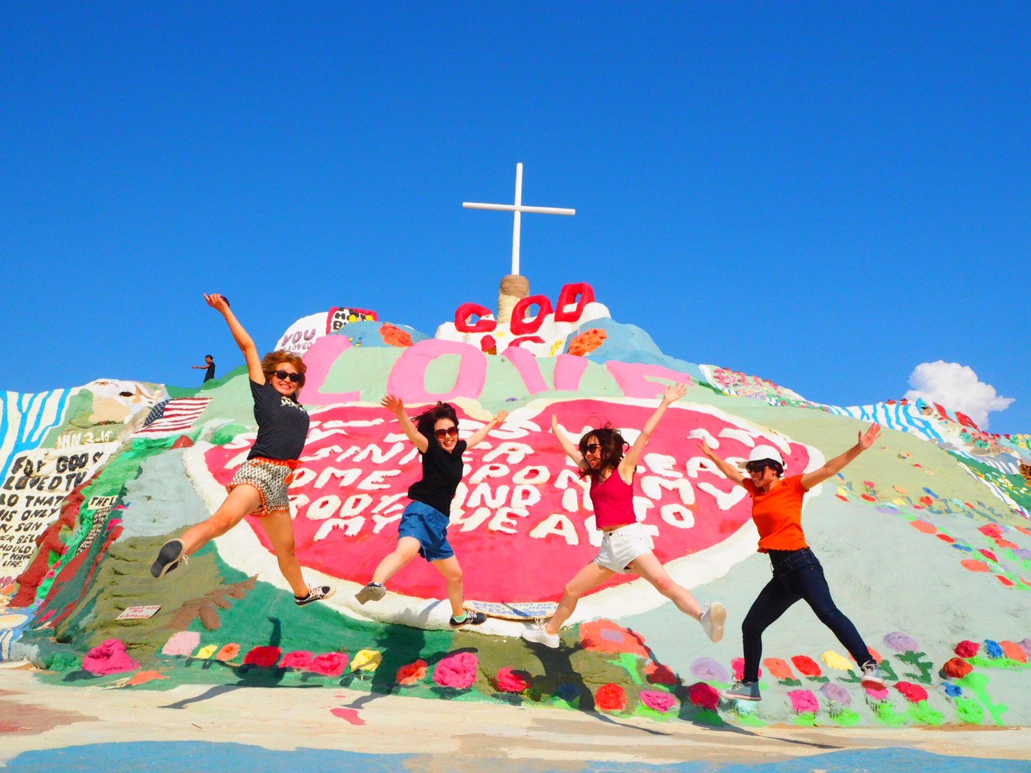 Robert And Ai San Diego Sandy Eigoのツアーでは サルベーションマウンテンのツアーも God Is Love の言葉を多くの人に伝えたくて一人のおじいさんが砂漠の中に作ったカラフルな山 とってもフォトジェニックな場所 T Co Kwb7ld7dhy Twitter