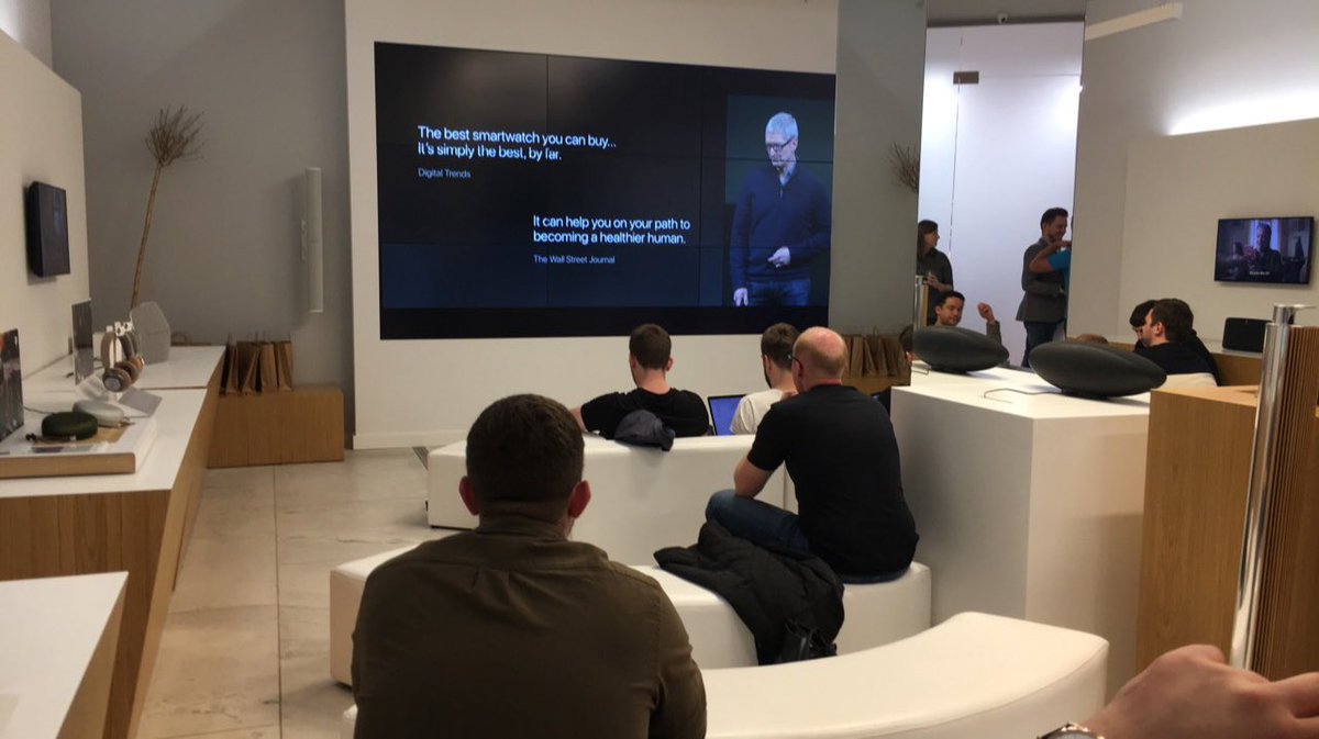 mitruska_'s tweet photo. Waiting for #AppleKeynote with warsaw iSpot team 🙌🏻 #AppleEvent2017 https://t.co/jvoHAph3Kw