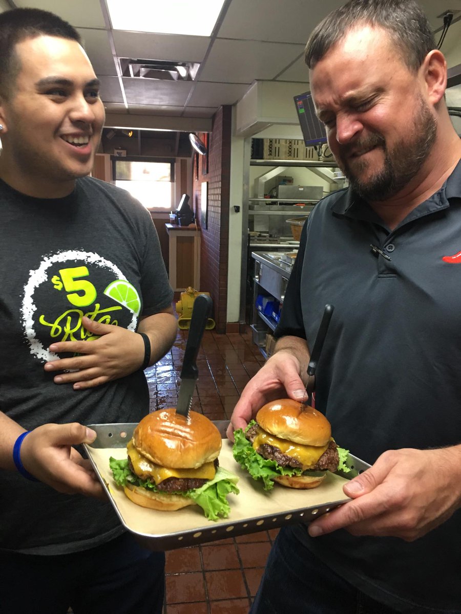 patron1128's tweet photo. Awesome 🍔, too heavy even for my Big Frank to pick up, he will need to use the 🔪#chilisnew8ozpattie#calienteyrapido#ilovemyjob https://t.co/dskhX7ghIx