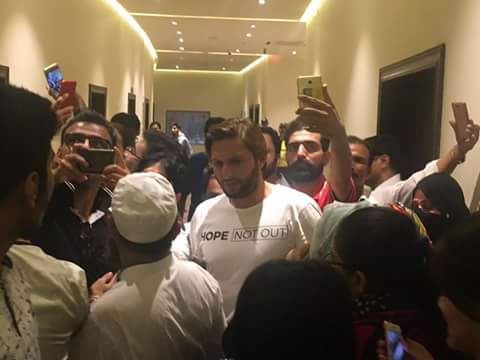 IamAfridi_10's tweet photo. Lala is surrounded by fans on side of #PAKvsWorldXI game❤
#popularitylevel
Pakistan will always love you
@SAfridiOfficial https://t.co/Io2eBBcsys