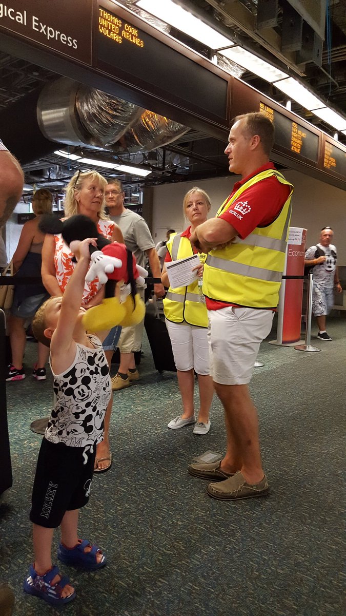 UKinFlorida's tweet image. We're at @MCO #Orlando working w airlines &amp;amp; travel agencies, to offer #consularhelp  to Brits travelling back to UK post-#HurricaneIrma.