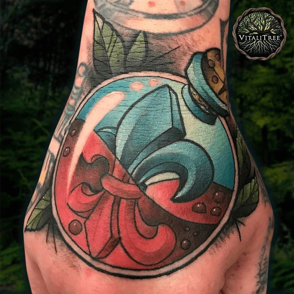 VitaliTreeTat2's tweet photo. What a cool #jobstopper crushed by @tattoo_trey in July featuring a #roundbottle half filled with #blood and the c… https://t.co/3tytluD29c https://t.co/QwByuYMINH
